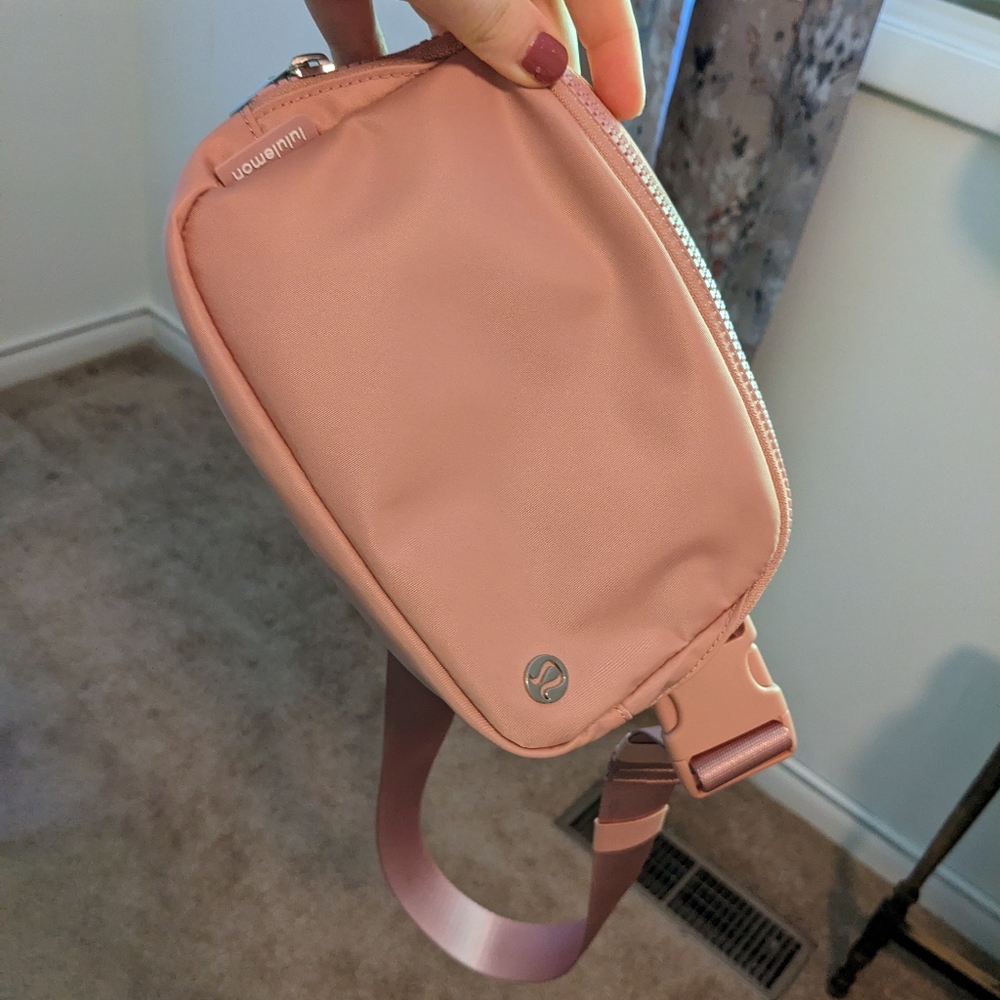 Lululemon everywhere belt bag
